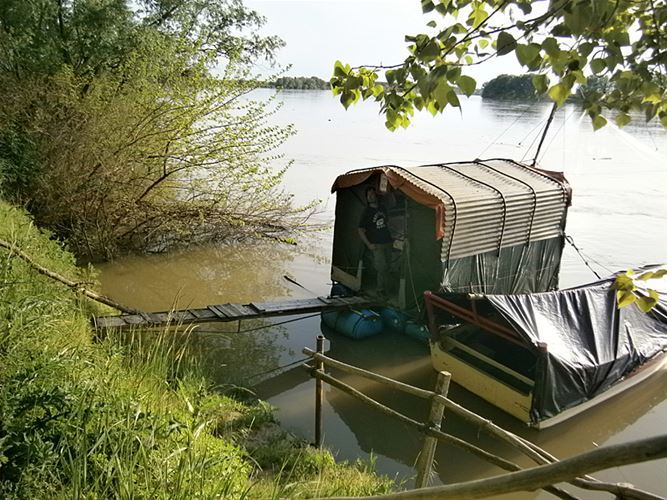 Rybářská bouda na pontonech posloužila Davidovi i jako noclehárna.