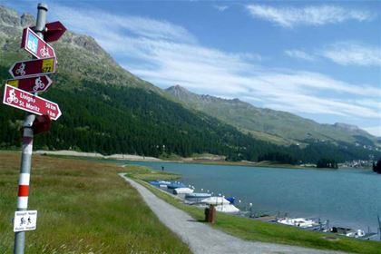 Jezero poblíž proslulého lyžařského střediska St. Moritz 