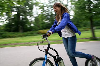 Petra Koblížková zkouší, jak se jezdí na elekro-koloběžce.