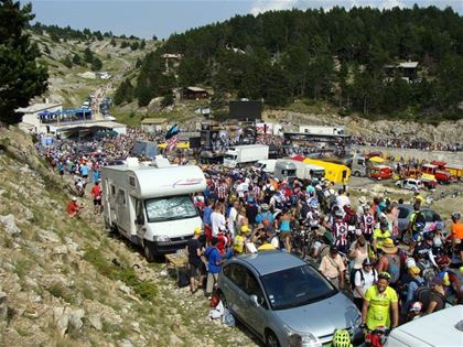 Perné chvilky po skončení závodu, abychom mohli dokončit výstup na Mont Ventoux, musíme se prodírat davem fanoušků scházejících dolů.…