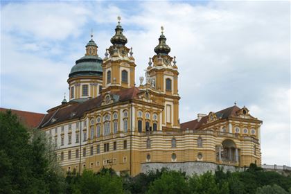 Barokní klášter Melk tvoří vstupní bránu do malebného údolí Wachau. Oblast byla v roce 2000 zapsána na Seznam světového dědictví UNESCO.