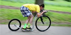 The only 200-metre-long hill of the 2.4-kilometre-long circuit enabled the racers to take a short rest.