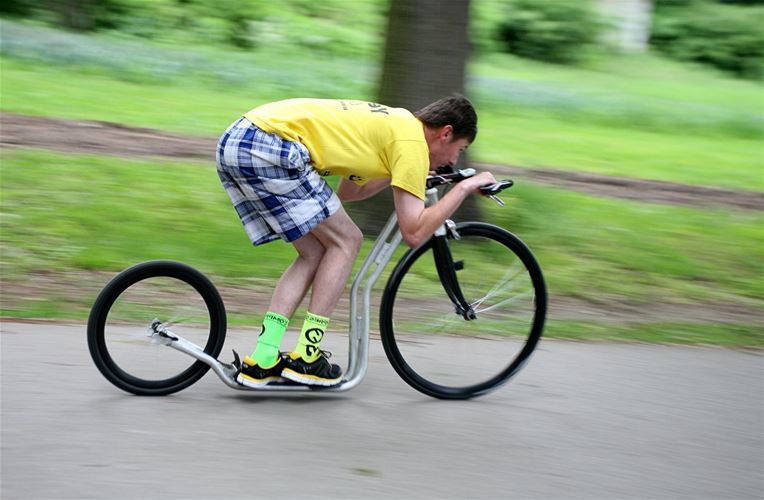 The only 200-metre-long hill of the 2.4-kilometre-long circuit enabled the racers to take a short rest. 