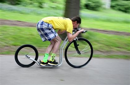 The only 200-metre-long hill of the 2.4-kilometre-long circuit enabled the racers to take a short rest. 