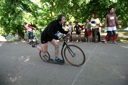 Saturday 18 May 4:59pm, one minute before the end of the race. The riders have just set forth on their final round.