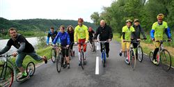 Collective ride along the Vltava river.