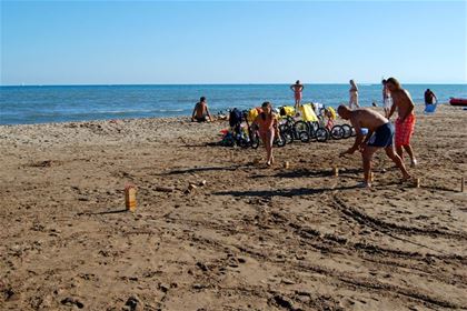 Игра в Куббе на пляже, которая требует точности, как и французская игра в шары Петанк.