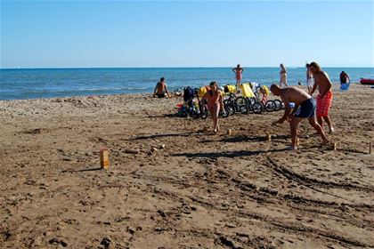 Na pláži při hře Kubbe, pro kterou je stejně jako pro francouzský pétanque důležitý přesný hod.