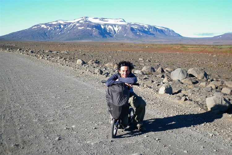 Cesta F35 se klikatí mezi ledovci Langjökull a Hofsjökull a pak vede jednotvárnou kamennou pouští směrem na sever.