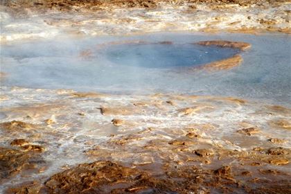 Bublající gejzír Strokkur, který každých pár minut chrlí vodní proud do výšky přibližně 20-30 m. 