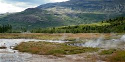 Geotermální oblast s u řeky Hvítá. Největší tryskající termální proud tzv. Velký Geysir dal pojmenování všem gejzírům světa.