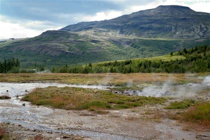 Geotermální oblast s  u řeky Hvítá. Největší tryskající termální proud tzv. Velký Geysir dal pojmenování všem gejzírům světa.