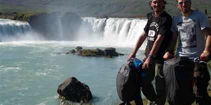 Давид Чекарелли (слева) и Андреа Джезмундо перед одним из самых впечатляющих исландских водопадов Годафосс (падение Богов)