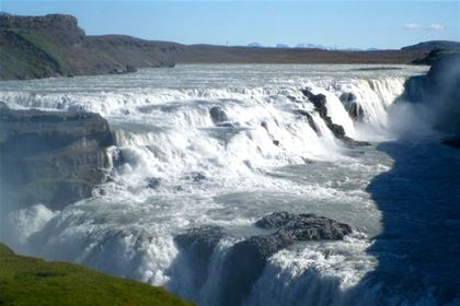 The Gullfoss waterfall located on the Hvítá river only 10 km far from the geothermal area tumbles in a double cascade. The water falls from a height of 10 and 20 meters.