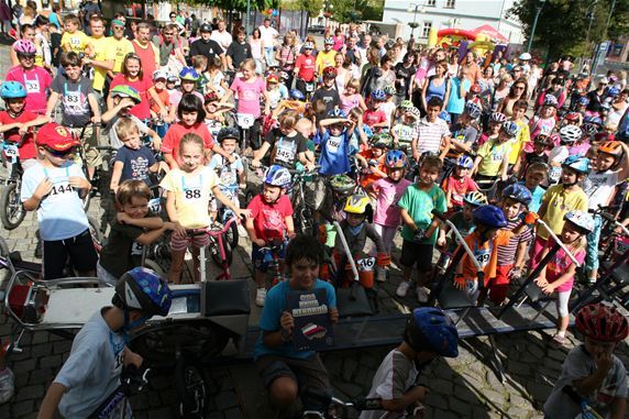 Scooter fans during the announcement of the record at the Říčany square 