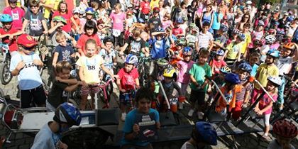 Scooter fans during the announcement of the record at the Říčany square 