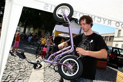 Prior to the race the scooter and running bike maintenance and repair service was provided free of charge to all those interested by the experienced Yedoo technicians.