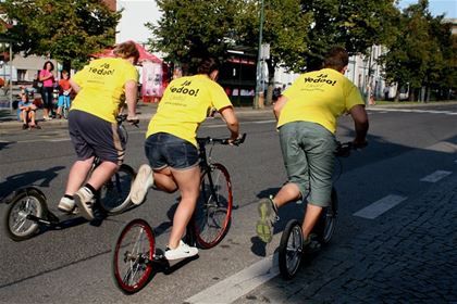 Tým Yedoo, který měl na říčanské Grand Prix silné zastoupení, na závodech snadno rozpoznáte podle zářivě žlutých trik s nápisem Já Yedoo!