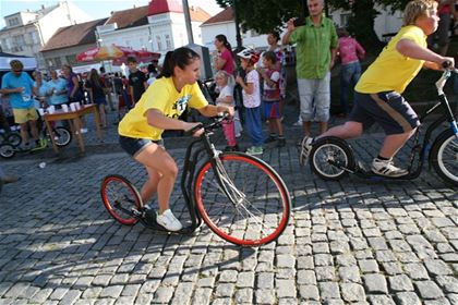 Iveta Lundáková má za sebou nejtěžší část závodu - kelímek limonády.