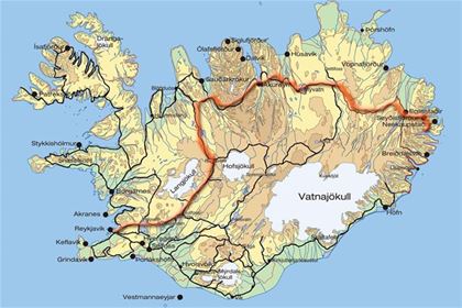 Карта Исландии с отмеченным маршрутом экспедиции. Чтобы проехать расстояние 800 км за первоначально запланированные 16 дней, им нужно было проводить в дороге не меньше чем по 9 часов в день. 