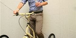 Koloběžka Tomáše Vacka Night Rider působí nenápadně až do té doby, než se zhasne...