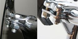 Spojení představce a řídítek musí být dostatečně pevné, při jízdě a zejména při brždění nesmí dojít k uvolnění a protočení řídítek. Vlevo vidíte, jak to vypadat nemá, vpravo je naopak kvalitní upevnění.