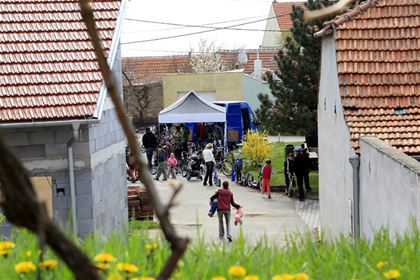 Площадь в Vrbice, где находился мобильный пункт проката самокатов Yedoo, была полна шума и суеты в течение дня.