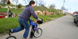 Návštěvníci akce mohli otestovat i speciálně upravené koloběžky. Na snímku je zachycená koloběžka Yedoo Mezeq na elektrický pohon.