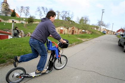 Návštěvníci akce mohli otestovat i speciálně upravené koloběžky. Na snímku je zachycená koloběžka Yedoo Mezeq na elektrický pohon.