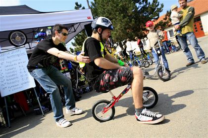 Závodům předcházely názorné ukázky, jak děti správně vybavit pro jízdu na odrážedlech či koloběžkách. Tým Yedoo věří, že děti na vtipně ztvárněné poučení hned tak nezapomenou.