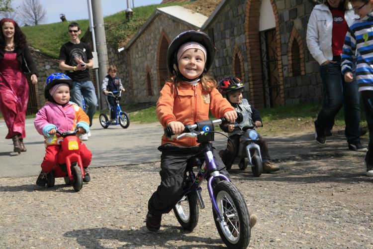 Závodníci na odrážedlech se těšili velké podpoře rodičů i starších sourozenců.