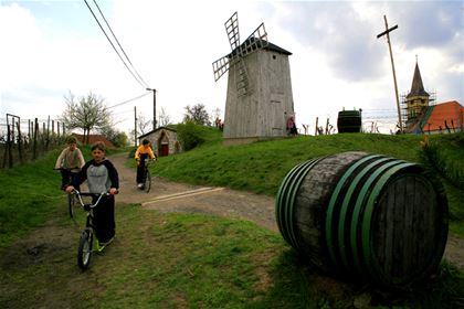 Children did not put away the scooters even for a moment; they went to explore the surrounding area during the pause between the races.