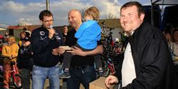 Dan Pilát, general manager of the Yedoo brand (in the middle), and the chairman of the Vinaři Vrbice association, Tomáš Bílek (on the right), choosing the winner of the Yedoo City scooter by virtue of the prize draw.