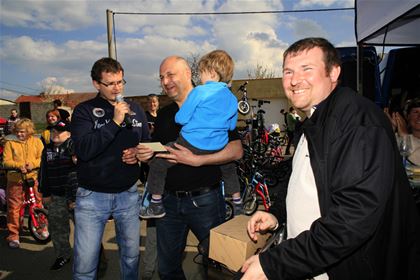 Dan Pilát, general manager of the Yedoo brand (in the middle), and the chairman of the Vinaři Vrbice association, Tomáš Bílek (on the right), choosing the winner of the Yedoo City scooter by virtue of the prize draw.