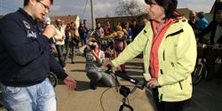 Jakub Bost, šéfkonstruktér Yedoo celou akci ve Vrbici bravurně moderoval. Na snímku zpovídá Vlastu Böhmovou z Domažlic, která ve Vrbici vyhrála koloběžku Yedoo City.