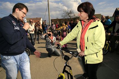 Jakub Bost, šéfkonstruktér Yedoo celou akci ve Vrbici bravurně moderoval. Na snímku zpovídá Vlastu Böhmovou z Domažlic, která ve Vrbici vyhrála koloběžku Yedoo City.