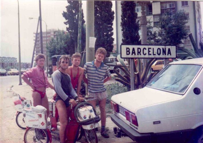 Душан Петерка (спереди) со своими друзьями во время их путешествия по Европе. 
