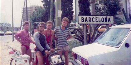 Душан Петерка (спереди) со своими друзьями во время их путешествия по Европе. 