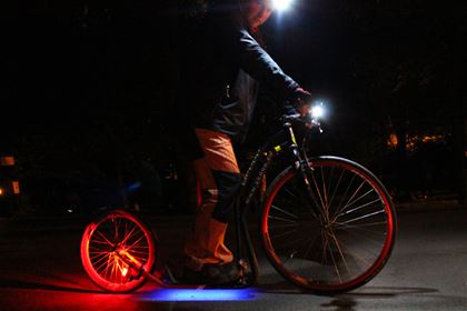 Tým Yedoo během noční jízdy testoval různá světla. Přední světlo s výkonem 7 Luxů vyhovovalo výkoností i nízkou spotřebou.