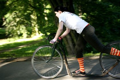 Stylové pruhované podkolenky i elegantní způsob jízdy této závodnice obdivovali všichni přítomní.