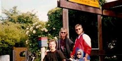 Dušan Peterka was accompanied by his wife and daughter during his journey around New Zealand. On the photo they are posing with another globetrotter.