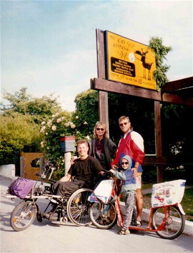 Dušan Peterka was accompanied by his wife and daughter during his journey around New Zealand. On the photo they are posing with another globetrotter.