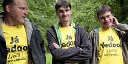 No one can overlook the yellow T-shirts of the Yedoo team.