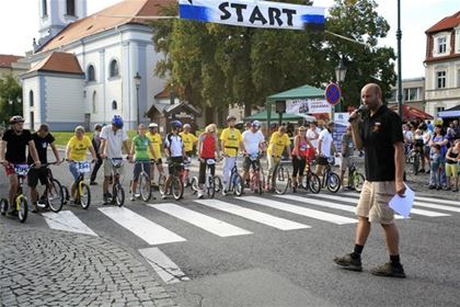 Ladislav Musil uděluje poslední instrukce před startem závodu dospělých.