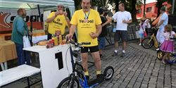 Nejstarší závodník Jiří Dupal odjel domů na zbrusu nové koloběžce Yedoo City.
