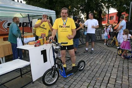 Nejstarší závodník Jiří Dupal odjel domů na zbrusu nové koloběžce Yedoo City. 