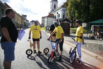 Trička s nápisem Já Yedoo jsou nepřehlédnutelná.