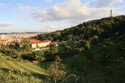 Pokořte Petřín a pokochejte se výhledy na Staré Město.