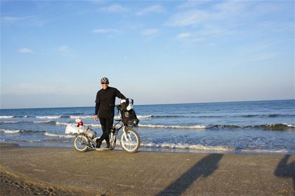 Šestý den výpravy urazil Stef 125 km, na pláž v Rimini přijel právě včas, aby si vychutnal západ slunce.