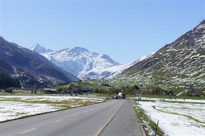 Stoupání do alpského sedla San Gottardo.